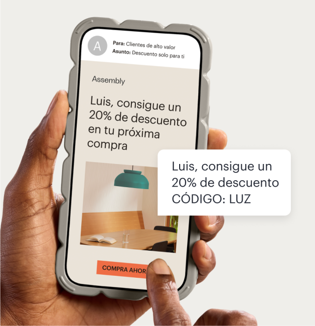 Un teléfono que muestra un correo electrónico de una empresa que utiliza Mailchimp y promociona un descuento personalizado del 20 %. Una burbuja de texto flotante muestra la misma promoción enviada como mensaje SMS, incluido un código de promoción generado automáticamente.