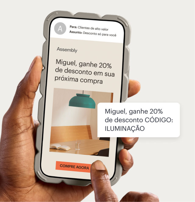 Um telefone exibindo um e-mail de uma empresa que usa Mailchimp, promovendo um desconto personalizado de 20%. Um balão de texto flutuante mostra a mesma promoção enviada como uma mensagem SMS, incluindo um código promocional gerado automaticamente.